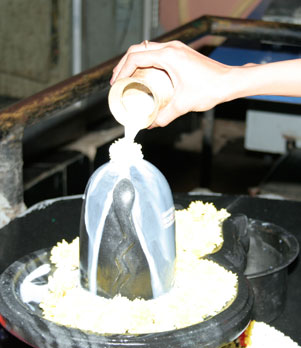 abhishekam lingam milk